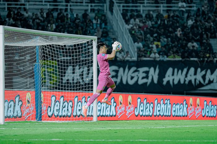 Penjaga gawang Persebaya, Ernando Ari saat beraksi menghadapi PSBS Biak di Stadion Gelora Bung Tomo, Surabaya, 16 Februari 2025