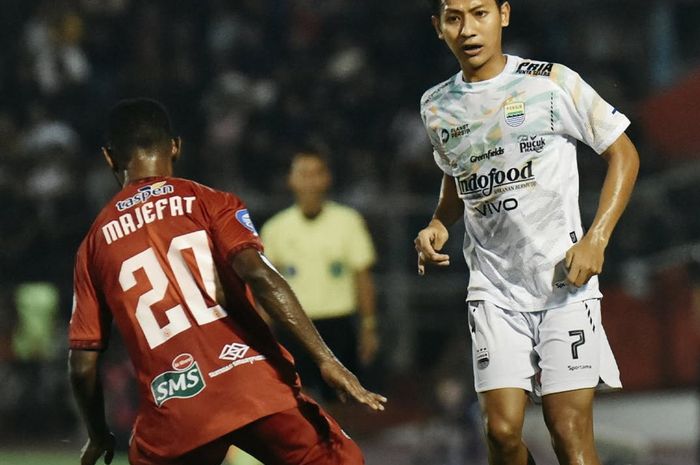 Suasana pertandingan Semen Padang vs Persib pada laga pekan ke-27 Liga 1 2024-2025 di Stadion Haji Agus Salim, Padang, Sumatera Barat, pada Senin (10/3/2025).