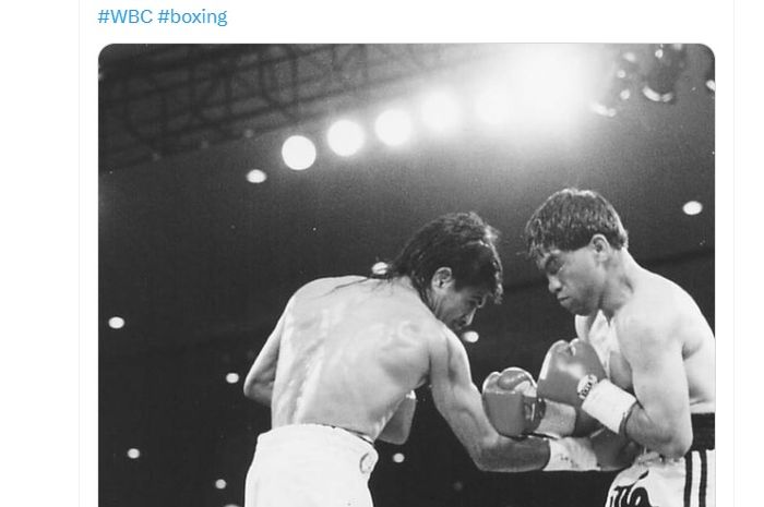Duel 2 juara dunia tinju kelas terbang junior, Michael Carbajal (kiri) kontra Humberto Gonzalez, pada 13 Maret 1993 di Las Vegas. 