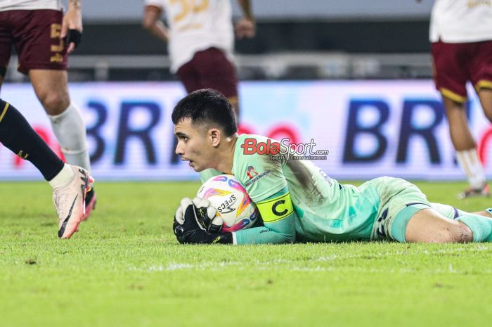Kiper Borneo FC, Nadeo Argawinata, sedang menangkap bola saat bertanding di Stadion Pakansari, Bogor, Jawa Barat, Senin (10/3/2025) malam.