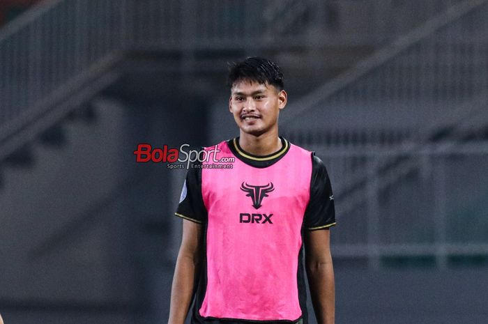 Penyerang Dewa United, Septian Bagaskara, saat melakukan pemanasan di Stadion Pakansari, Bogor, Jawa Barat, Senin (10/3/2025) malam.
