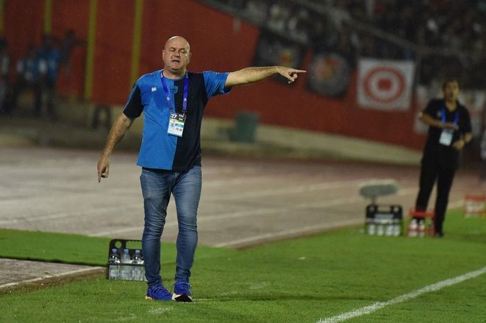 Pelatih Persib Bandung, Bojan Hodak, saat memimpin pertandingan melawan Semen Padang, Senin (10/3/2025).