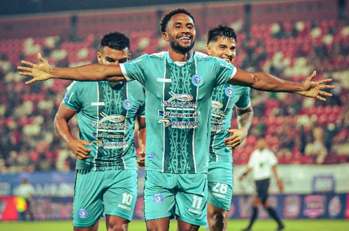 Para pemain PSBS Biak saat menjalani selebrasi setelah mencetak gol ke gawang Bali United dalam laga pekan ke-27 Liga 1 2024/2025 di Stadion Kapten I Wayan Dipta, Gianyar, Bali, Selasa (11/3/2025).