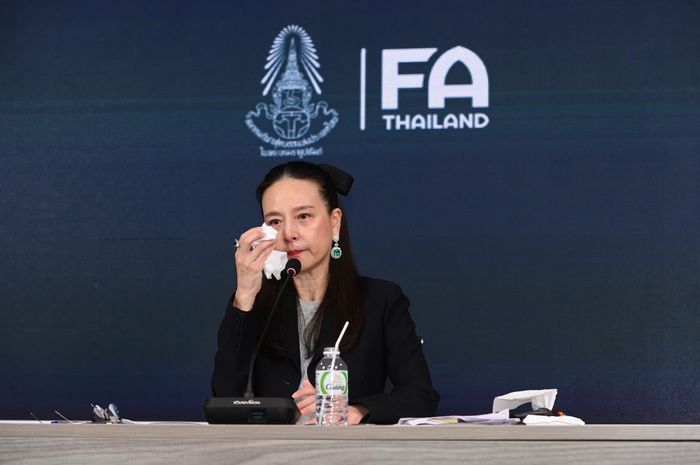 Madam Pang menangis ketika berbicara tentang utang Asosiasi Sepak Bola Thailand (FAT).