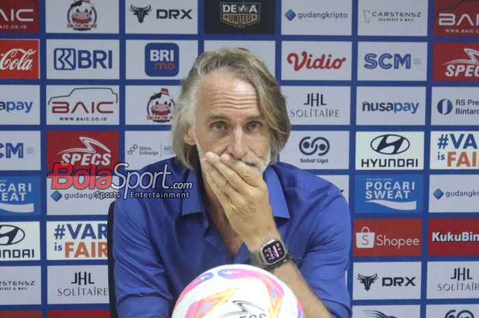 Pelatih Dewa United, Jan Olde Riekerink, sedang memberikan keterangan kepada awak media di Stadion Pakansari, Bogor, Jawa Barat, Senin (10/3/2025) malam.