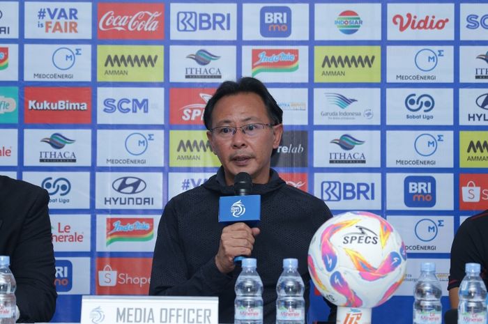 Pelatih Persis Solo, Ong Kim Swee dalam sesi jumpa pers setelah melawan PSS Sleman di Stadion Jatidiri, Semarang, Selasa (11/3/2025).