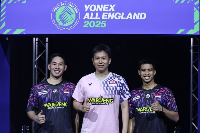 Hendra Setiawan (tengah) mendampingi pasangan ganda putra Sabar Karyaman Gutama/Moh Reza Pahlevi Isfahani sebagai pelatih di All England Open 2025.