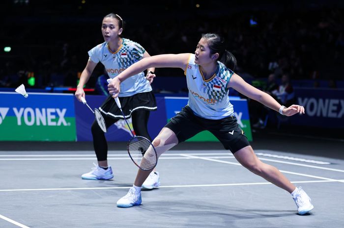 Tanpa ampun, pasangan ganda putri Indonesia Febriana Dwipuji Kusuma/Amallia Cahaya Pratiwi menang telak atas ganda putri Perancis pada babak 32 besar Swiss Open 2025.