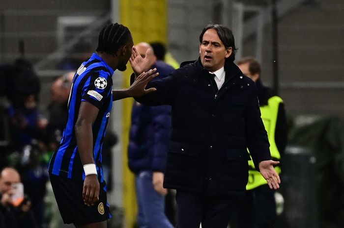 Pelatih Inter Milan, Simone Inzaghi, merayakan gol Marcus Thuram pada duel Liga Champions melawan Feyenoord di San Siro (11/3/2025).