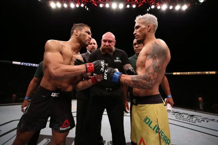 Duel Charles Oliveira (kanan) kontra Kevin Lee berlangsung pada 14 Maret 2020 dalam ajang pertama UFC yang berlangsung tanpa penonton karena pandemi COVID-19.