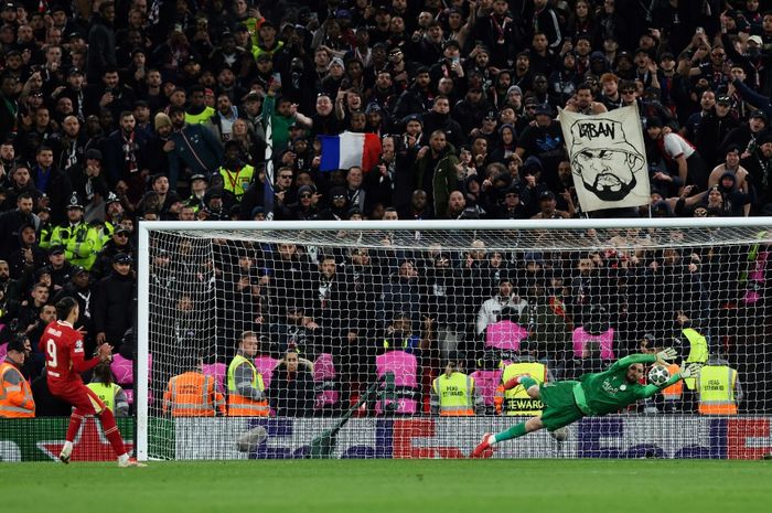 Kiper PSG, Gianluigi Donnarumma, membendung eksekusi striker Liverpool, Darwin Nunez, dalam adu penalti di leg kedua babak 16 besar Liga Champions, Selasa (11/3/2025) di Anfield.