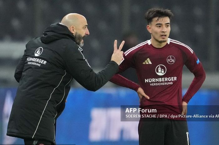 Asisten pelatih Nurnberg Javier Pinola (kiri) memberikan instruksi kepada pemainnya Jens Castrop (kanan).
