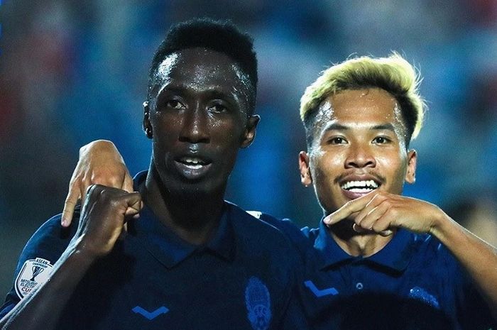 Bomber naturalisasi Timnas Kamboja, Abdel Kader Coulibaly (kiri), bertekad untuk mencetak gol ke gawang Timnas Vietnam.
