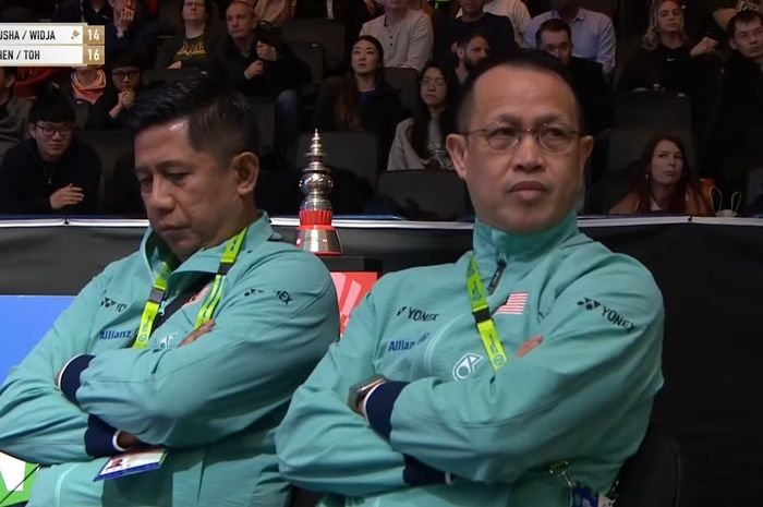 Rexy Mainaky (kanan) bersama Nova Widianto saat mendampingi ganda campuran Malaysia Chen Tang Jie/Toh Ee Wei di All England Open 2025.