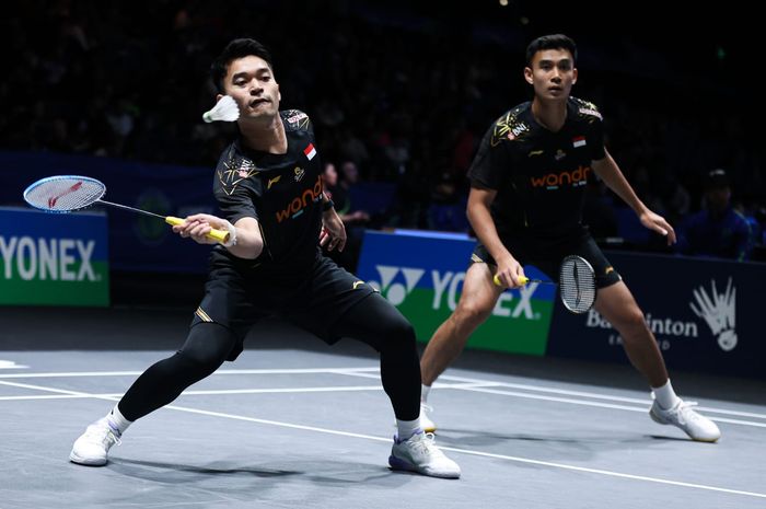 Pasangan ganda putra Indonesia, Leo Rolly Carnando/Bagas Maulana, terlibat perang saudara dengan Shohibul Fikri/Daniel Marthin, pada babak 16 besar All England Open 2025 di Utilita Arena, Birmingham, Inggris, Selasa (11/3/2025).