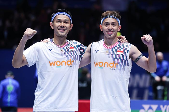 Pasangan ganda putra Indonesia, Fajar Alfian/Muhammad Rian Ardianto, berpose setelah memenangi babak pertama All England Open 2025 di Utilita Arena, Birmingham, Inggris, Rabu (12/3/2025).