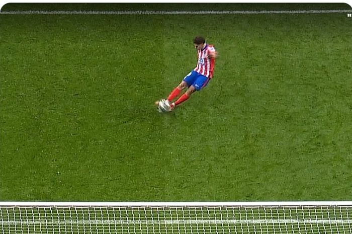 Momen eksekusi Julian Alvarez dalam adu penalti di laga Atletico Madrid vs Real Madrid pada leg kedua babak 16 besar Liga Champions, Rabu (12/3/2025) di Stadion Wanda Metropolitano.