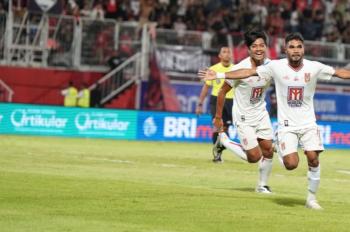 Pemain Malut United, Rifal Lastori, merayakan golnya ke gawang Persita Tangerang dalam laga pekan ke-27 Liga 1 di Stadion Gelora Kie Raha, Rabu (12/3/2025).