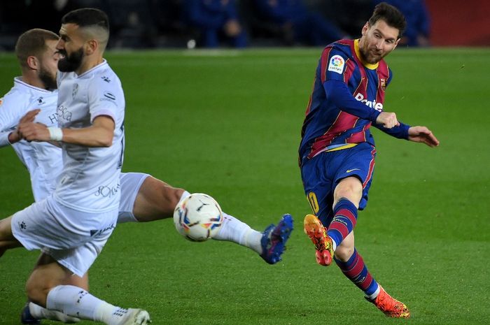 Lionel Messi mencetak gol dalam laga Liga Spanyol antara Barcelona melawan Huesca di Camp Nou pada 15 Maret 2021.