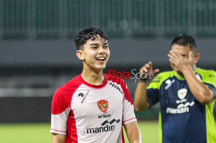 Matthew Baker (Matt Baker) sempat tersenyum saat mengikuti latihan bersama timnas U-17 Indonesia di Stadion Pakansari, Bogor, Jawa Barat, Kamis (13/3/2025).