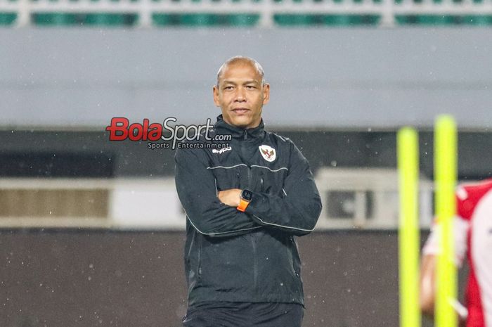Pelatih timnas U-17 Indonesia, Nova Arianto, sedang memantau para pemainnya berlatih di Stadion Pakansari, Bogor, Jawa Barat, Kamis (13/3/2025).