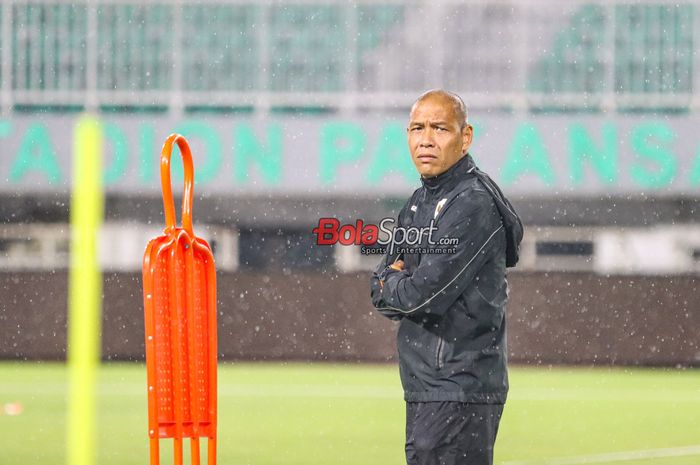 Pelatih timnas U-17 Indonesia, Nova Arianto, sedang memantau para pemainnya berlatih di Stadion Pakansari, Bogor, Jawa Barat, Kamis (13/3/2025).