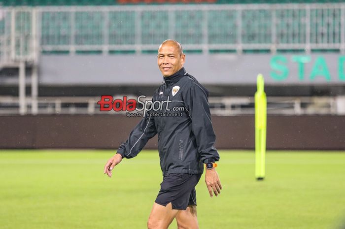 Pelatih timnas U-17 Indonesia, Nova Arianto, sedang memantau para pemainnya berlatih di Stadion Pakansari, Bogor, Jawa Barat, Kamis (13/3/2025).