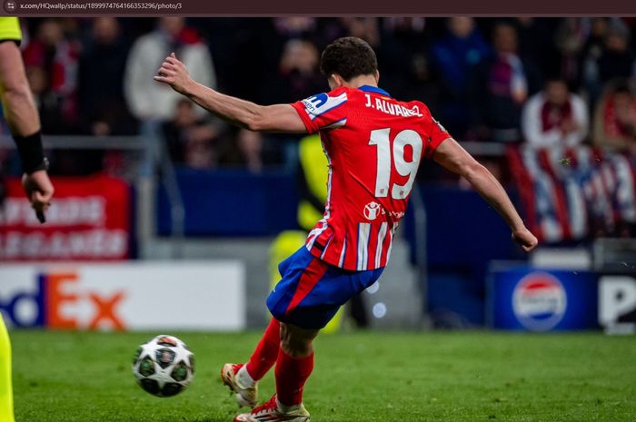 Momen tendangan penalti dari penyerang Atletico Madrid, Julian Alvarez yang akhirnya dianulir wasit usai dilakukan pengecekan via VAR.