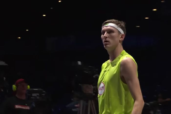 Reaksi tunggal putra Denmark, Viktor Axelsen, saat tampil pada babak pertama All England Open 2025 di Birmingham, Inggris, 12 Maret 2025.