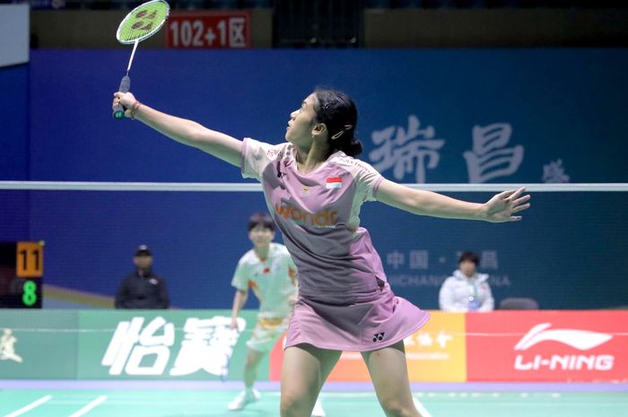 Tunggal putri Indonesia, Ni Kadek Dhinda Amartya Pratiwi, berusaha melakukan antisipasi saat tampil pada babak 16 besar Ruichang China Masters 2025 di Ruichang, China, 13 Maret 2025.