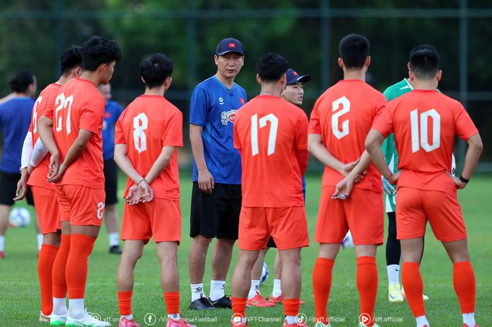 Pelatih Timnas Vietnam Kim Sang-sik memimpin sesi latihan timnya menjelang tampil di laga FIFA Matchday Maret 2025 dan Kualifikasi Piala Asia 2027.