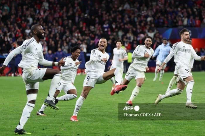 Selebrasi Antonio Ruediger yang disambut rekan-rekannya di Real Madrid usai menyelesaikan adu penalti dengan sempurna yang membawa kemenangan 4-2 atas Atletico Madrid di Liga Champions.