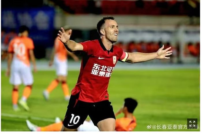 China memperkenalkan satu lagi pemain naturalisasi asal Brasil, Serginho.