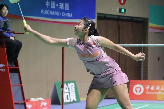 Tunggal putri Indonesia, Ester Nurumi Tri Wardoyo, berusaha melakukan antisipasi saat tampil pada babak 16 besar Ruichang China Masters 2025 di Ruichang, China, 13 Maret 2025.