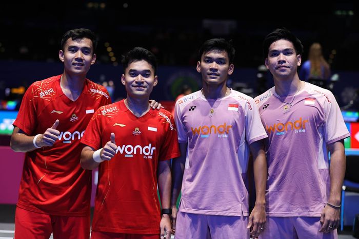 (Ki-Ka) Bagas Maulana, Leo Rolly Carnando, Muhammad Shohibul Fikri, Daniel Marthin berpose setelah saling berhadapan pada babak kedua All England Open 2025 di Birmingham, Inggris, 13 Maret 2025. 