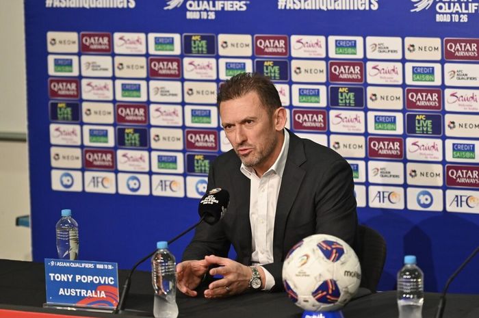 Pelatih Australia, Tony Popovic saat memberi keterangan kepada awak media.