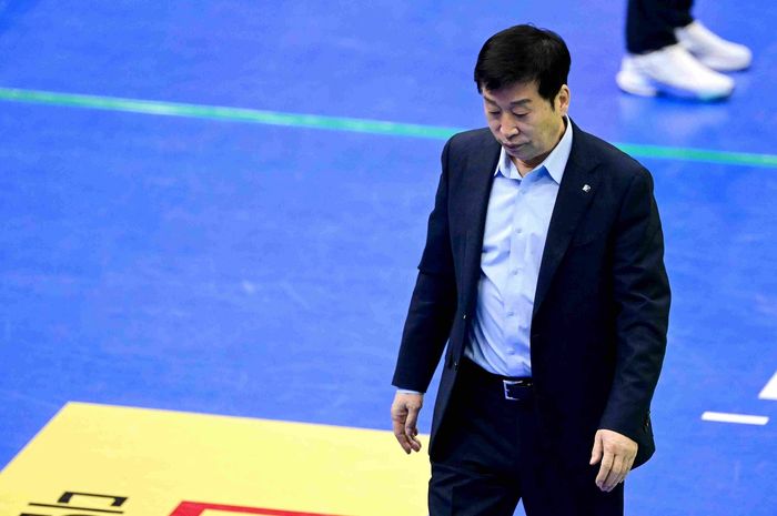 Pelatih Hwaseong IBK Altos, Kim Ho-chul, saat menghadapi Suwon Hyundai E&amp;C Hillstate pada Liga Voli Korea, Kamis, 13 Maret 2025