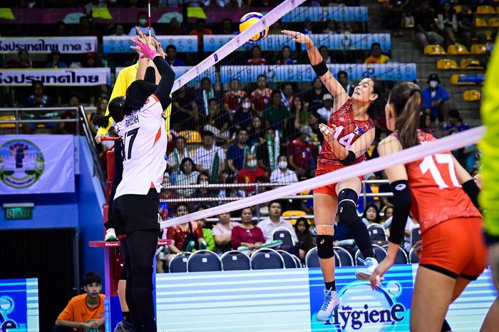 Opposite timnas voli Filipina, Alyssa Jae Solomon melepaskan spike saat menghadapi Indonesia pada SEA V League 2024