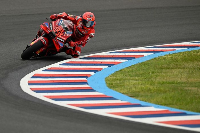 Aksi pembalap Ducati, Marc Marquez pada sesi practice MotoGP Argentina 2025, Jumat (14/3/2025)