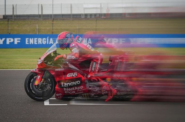 Pembalap Ducati Lenovo, Marc Marquez, pada sesi practice MotoGP Argentina 2025 di Sirkuit Termas de Rio Hondo, Argentina
