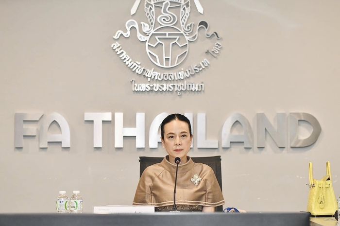 Presiden Asosiasi Sepak Bola Thailand (FAT) Madam Pang mengadakan rapat dewan direksi pada Jumat (14/3/2025).