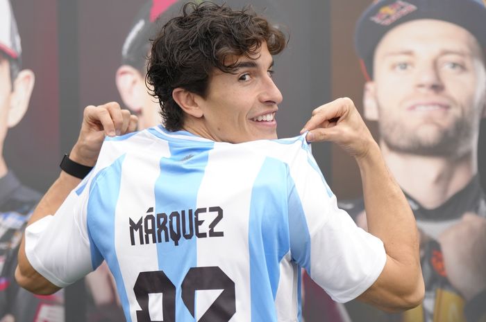 Marc Marquez mengenakan jersei timnas Argentina dengan namanya jelang tampil pada seri balap MotoGP Argentina di Sirkuit Termas de Rio Hondo, Santiago, Argentina, 13 Maret 2025.