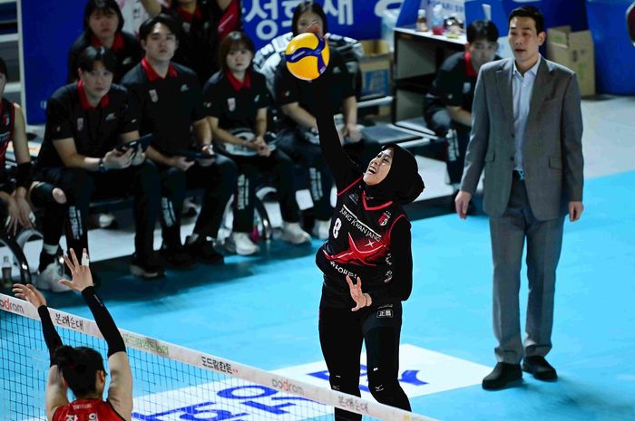 Opposite Daejeon JungKwanJang Red Sparks, Megawati Hangestri Pertiwi melepaskan spike yang juga dipantau oleh pelatih Ko Hee-jin saat melawan Gwangju AI Peppers Savings Bank di Liga Voli Korea, Jumat (14/3/2025)