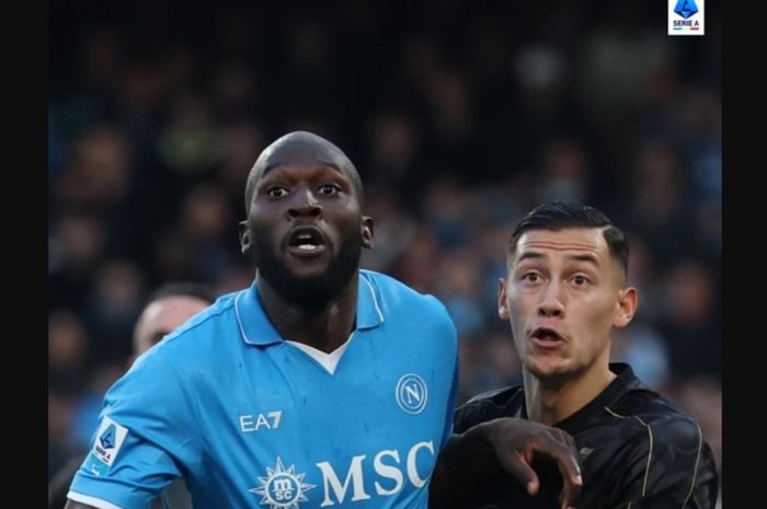 Bek timnas Indonesia, Jay Idzes, saat berduel dengan Romelu Lukaku dalam partai Napoli vs Venezia di Liga Italia 2024-2025.