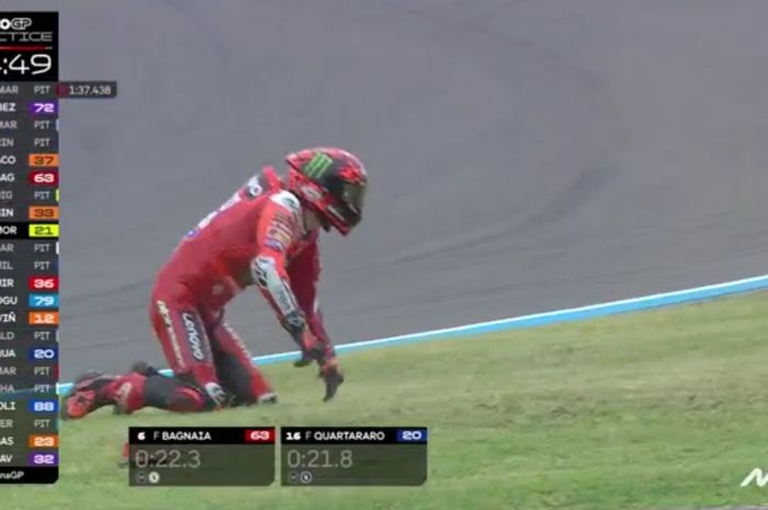 Pembalap Ducati Lenovo, Francesco Bagnaia saat crash pada sesi Practice MotoGP Argentina 2025 di Sirkuit Termas de Rio Hondo, Argentina, Sabtu (15/3/2025) dini hari waktu Indonesia.