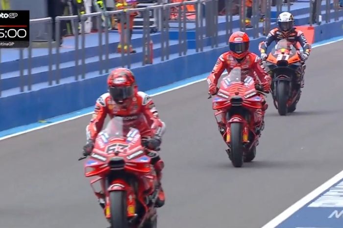 Francesco Bagnaia dan Marc Marquez saat memasuki lintasan pada kualifikasi MotoGP Argentina 2025 di Sirkuit Termas de Rio Hondo, Argentina, Sabtu (15/3/2025).
