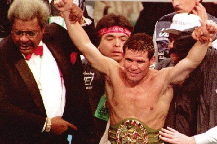 Sudah hampir kalah, Julio Cesar Chavez berbalik menang KO sekaligus menghancurkan masa depan Meldrick Taylor pada 17 Maret 1990. 