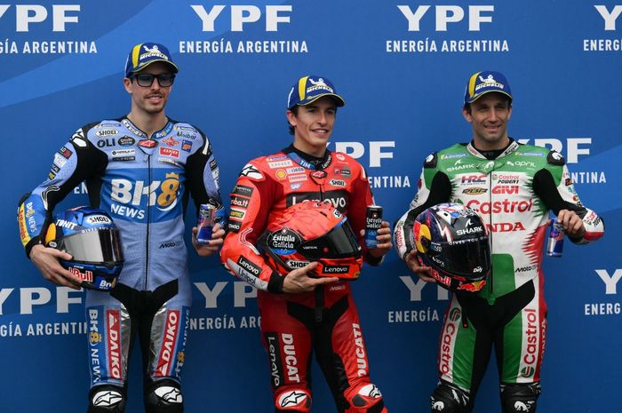 Dari kiri ke kanan, Alex Marquez (BK8 Gresini Racing), Marc Marquez (Ducati Lenovo), dan Johann Zarco (LCR Honda) setelah kualifikasi MotoGP Argentina 2025 di Sirkuit Termas de Rio Hondo, Sabtu (15/3/2025).
