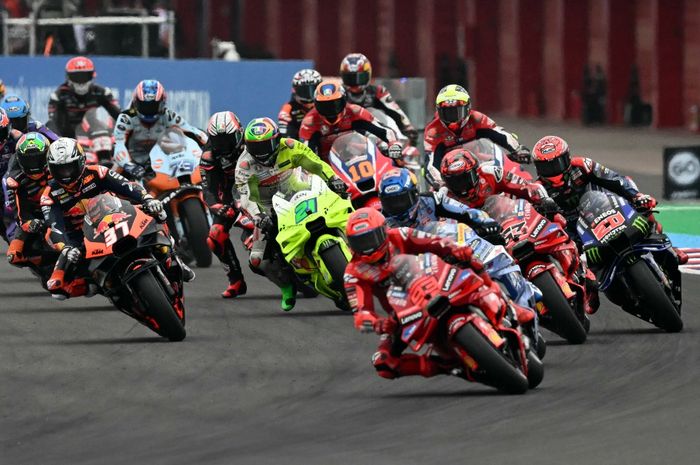 Pembalap Ducati Lenovo, Marc Marquez, memimpin saat start MotoGP Argentina 2025 di Sirkuit Termas de Rio Hondo, Sabtu (15/3/2025).