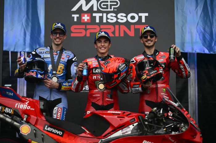 Dari kiri ke kanan, Alex Marquez (Gresini), Marc Marquez (Ducati Lenovo) dan Francesco Bagnaia (Ducati Lenovo) di podium sprint race MotoGP Argentina 2025 di Sirkuit Termas de Rio Hondo, Sabtu (15/3/2025).